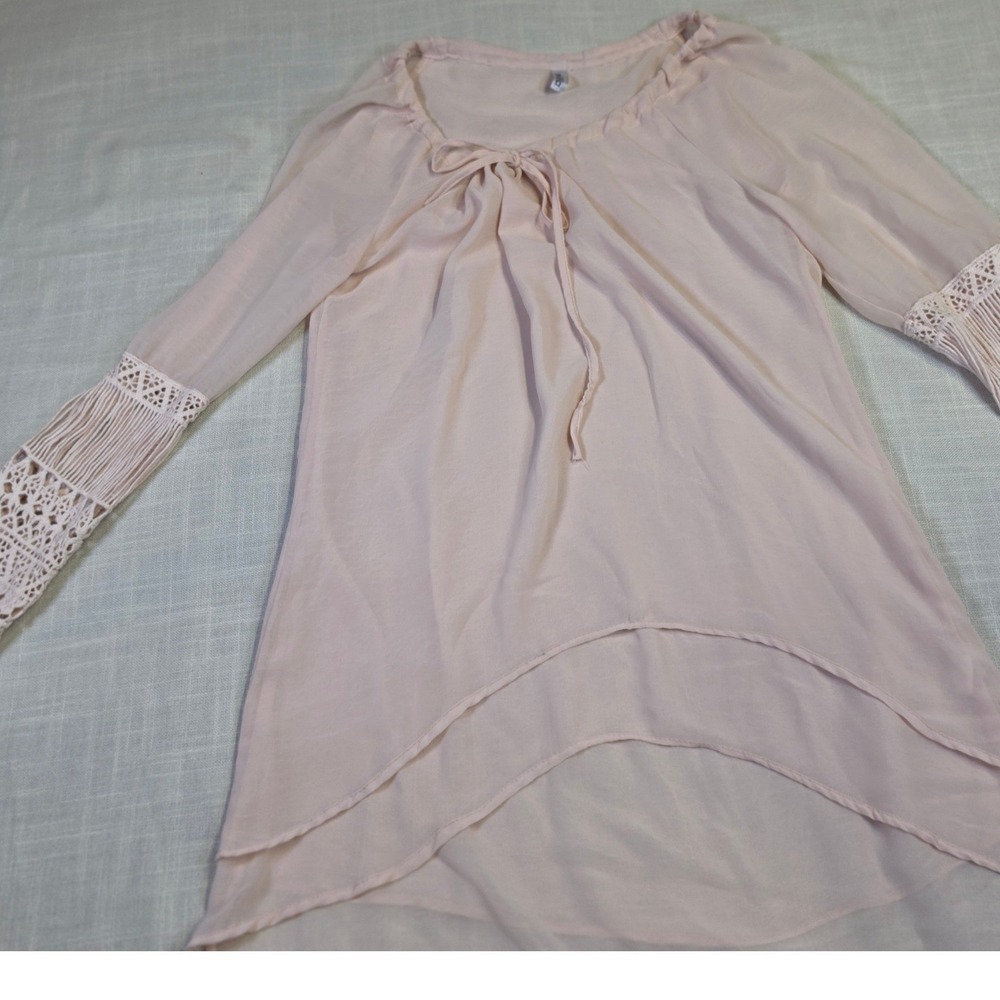 Miilla Blush Pink Crochet Lace Cuff High Low Peasant Blouse Tie Neck Top 1223E